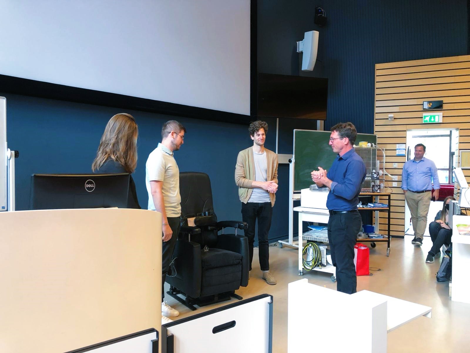 Award dobbelsteen and students